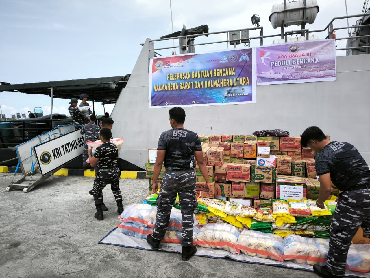 KRI Tatihu-853 Distribusikan Bantuan Korban Banjir Bandang Tiba di Halmahera Barat dan Utara