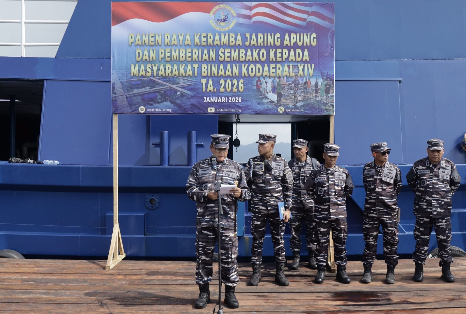 Komandan Kodaeral XIV Gelar Panen Raya Keramba Jaring Apung dan Pemberian Sembako di Kampung Bianci