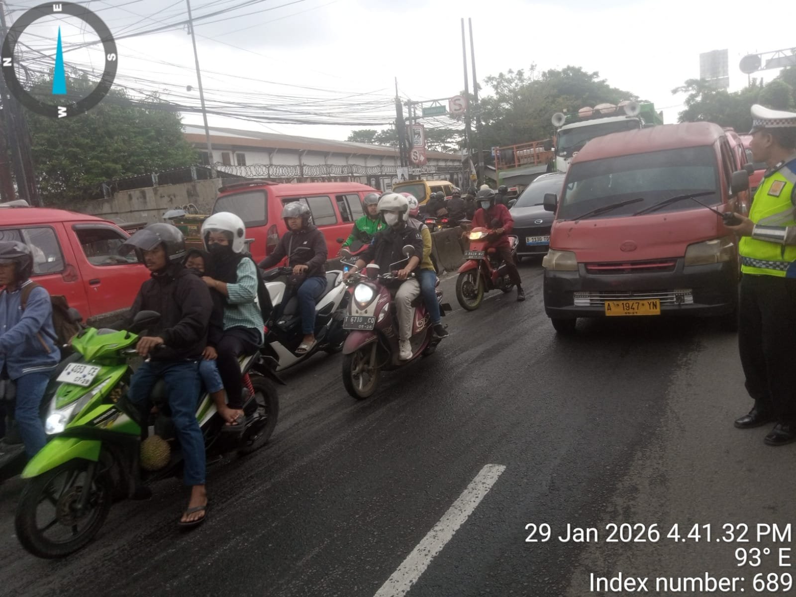Polsek Cikupa Lakukan Pengaturan Lalu Lintas Sore di Jalan Raya Serang