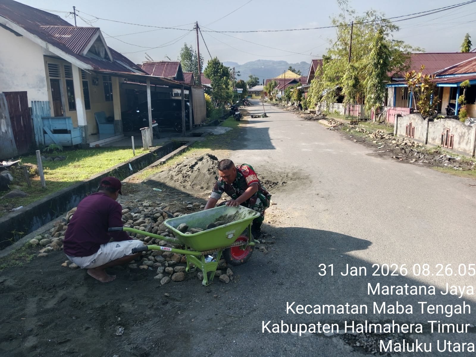 Babinsa Koramil 1505-03/Maba Bantu Warga Perbaiki Saluran Air Babinsa Koramil 1505-03/Maba Bantu Warga Perbaiki Saluran Air