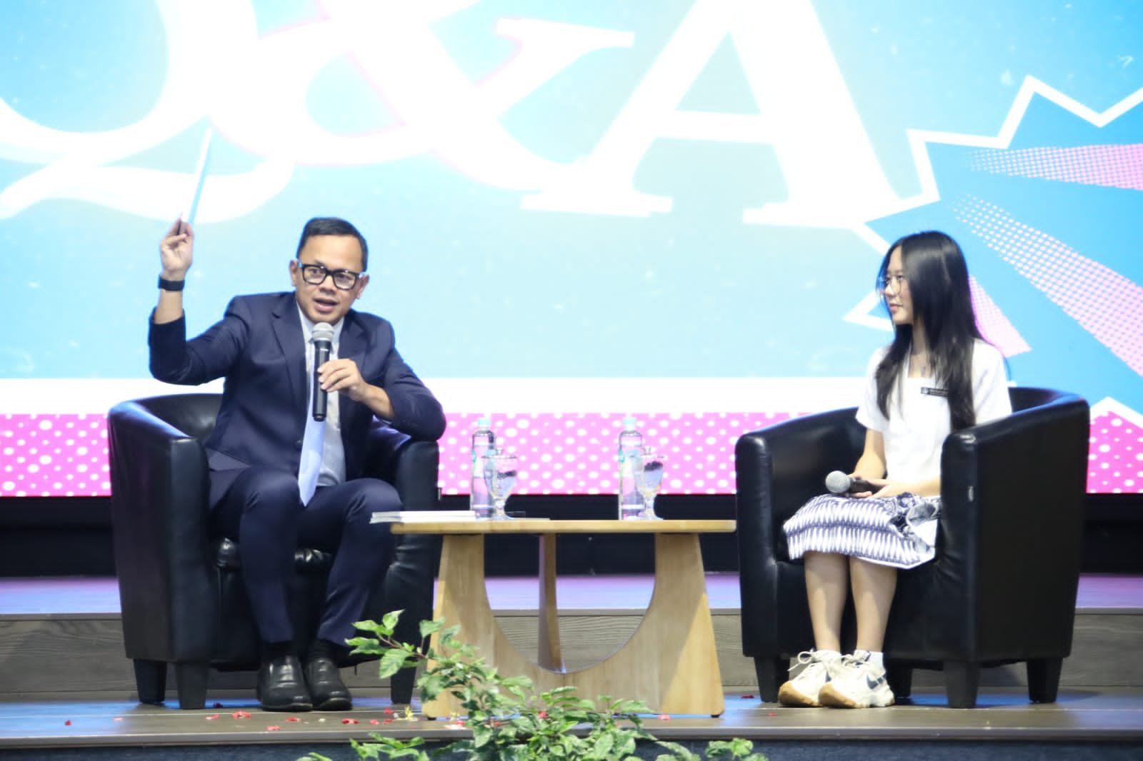 Wamendagri Bima Arya Dorong Pelajar Jadi Pemimpin Berkarakter di Tengah Dinamika Global Wamendagri Bima Arya Dorong Pelajar Jadi Pemimpin Berkarakter di Tengah Dinamika Global