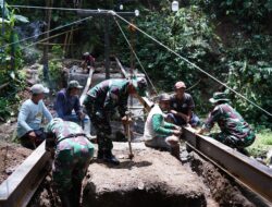 Pengelasan Besi WF Jadi Tahap Krusial Pembangunan Jembatan TMMD Ke-127 Di Desa Krisik