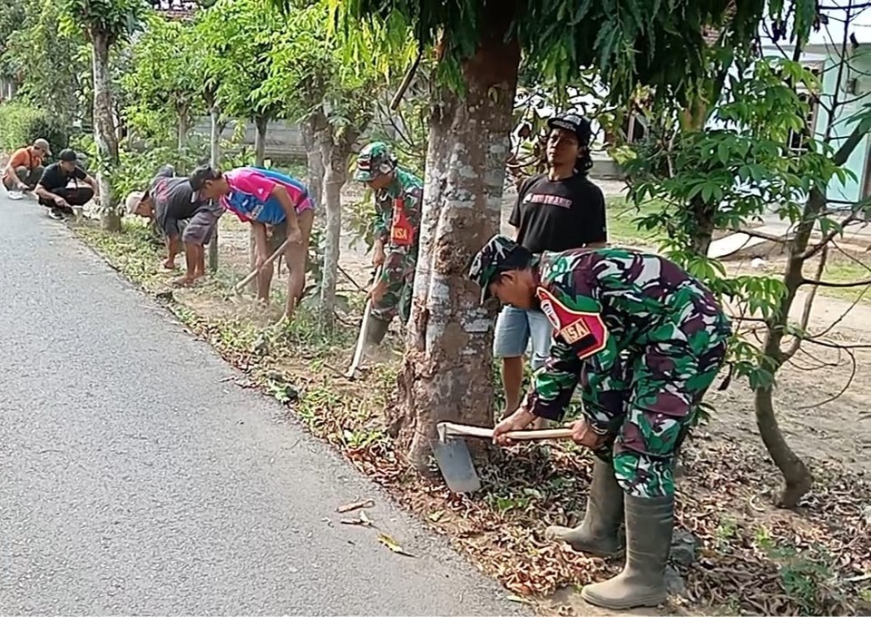 Wujudkan Lingkungan Asri, Babinsa Pakunden Ajak Warga Gotong Royong Dalam Jumat Bersih Wujudkan Lingkungan Asri, Babinsa Pakunden Ajak Warga Gotong Royong Dalam Jumat Bersih