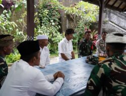 Satgas TMMD Ke 127 Kodim 0808/Blitar Laksanakan Komsos Dengan Tokoh Agama Hindu Di Desa Krisik