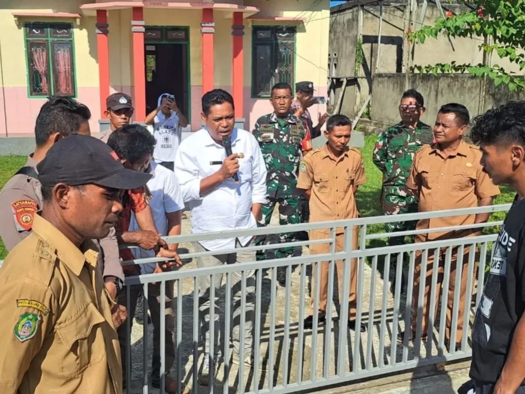 Anggota Babinsa Koramil 1505-04/Oba Amankan Aksi Unjuk Rasa Warga Desa Anggota Babinsa Koramil 1505-04/Oba Amankan Aksi Unjuk Rasa Warga Desa