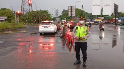 Polsek Cikupa Laksanakan Strong Point Pagi, Wujudkan Kamseltibcar Lantas di Jam Sibuk