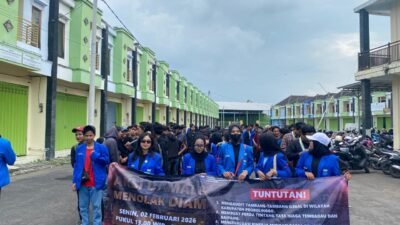 Rayakan Ultah dengan Prank di Gedung DPRD Probolinggo, Ketua Dewan Diprotes Mahasiswa