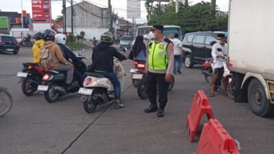 Polsek Cikupa Gelar Pengaturan Lalu Lintas Pagi di Simpang Lampu Merah Cikupa Mas