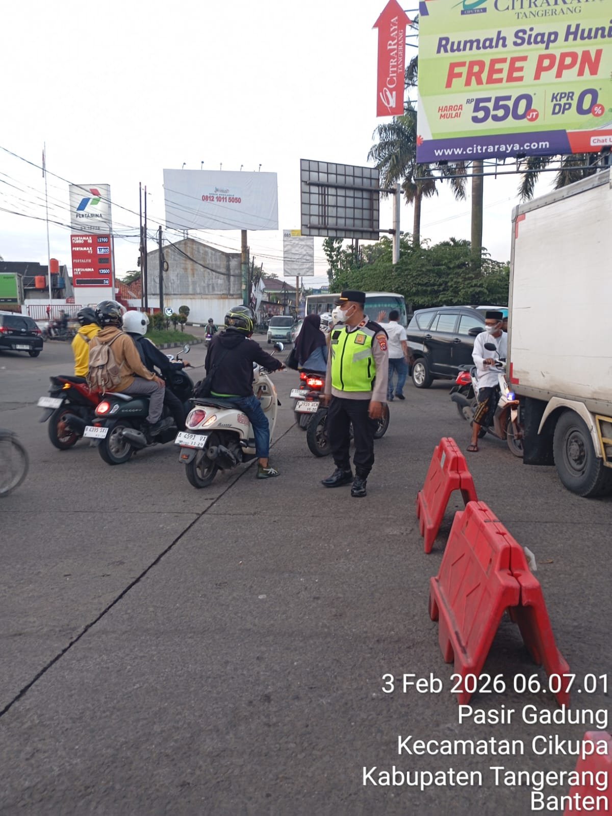 Polsek Cikupa Gelar Pengaturan Lalu Lintas Pagi di Simpang Lampu Merah Cikupa Mas