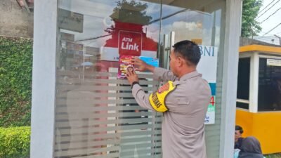 Bhabinkamtibmas Sukamulya Sosialisasikan Layanan Call Center 110 di Area ATM RS Metro