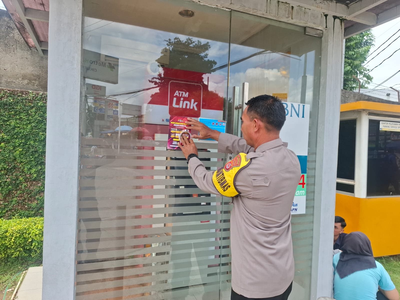 Bhabinkamtibmas Sukamulya Sosialisasikan Layanan Call Center 110 di Area ATM RS Metro