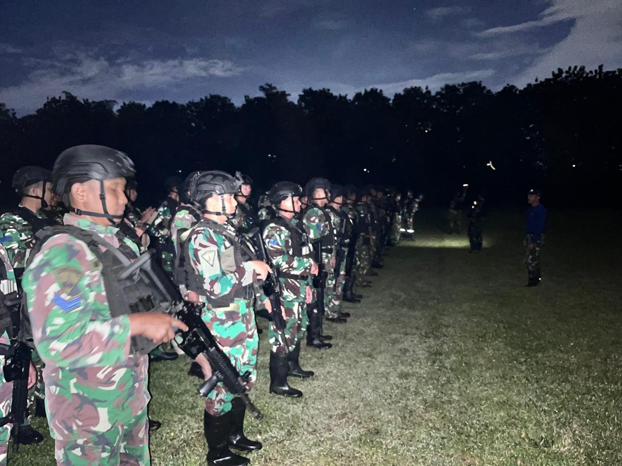 Pertajam Insting dan Kemampuan Bertempur, Prajurit Yonif 2 Marinir TNI AL Laksanakan Latihan Tembak Malam