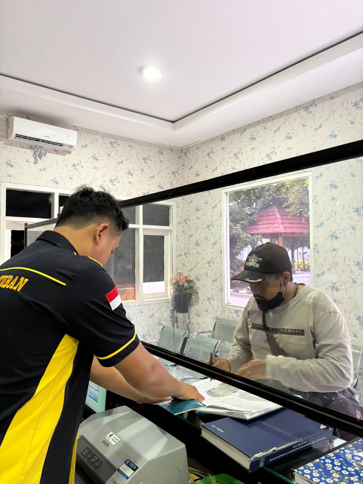 Satlantas Tuban Sasar Pasar Tradisional dalam Program Polantas Menyapa