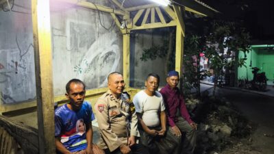 Bhabinkamtibmas Polsek Cikupa Laksanakan Ronda Siskamling Bersama Warga di Desa Sukadamai