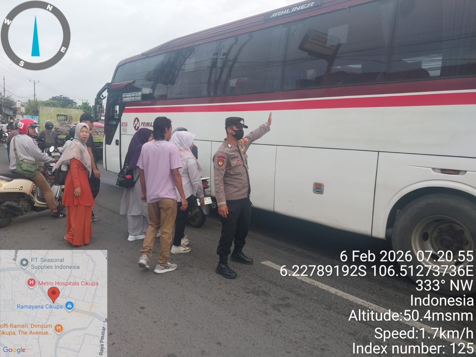 Polsek Cikupa Laksanakan Pengaturan Lalu Lintas Pagi Hari di Jalan Raya Serang Polsek Cikupa Laksanakan Pengaturan Lalu Lintas Pagi Hari di Jalan Raya Serang
