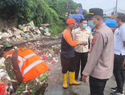 Muspika Cikupa Gelar Kerja Bakti Bersihkan Jalan Raya Serang KM 20 Desa Cibadak