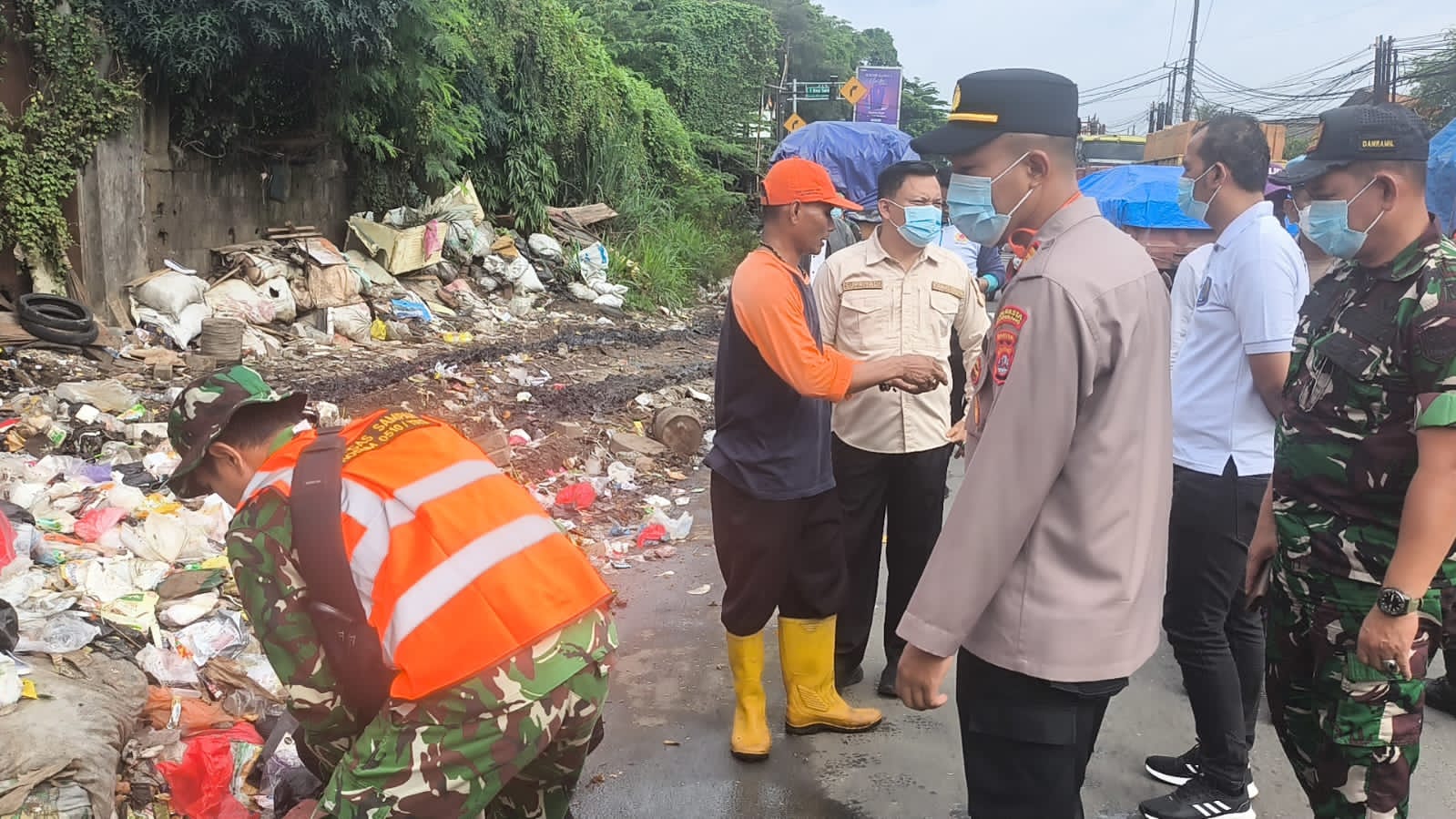 Muspika Cikupa Gelar Kerja Bakti Bersihkan Jalan Raya Serang KM 20 Desa Cibadak Muspika Cikupa Gelar Kerja Bakti Bersihkan Jalan Raya Serang KM 20 Desa Cibadak