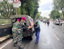 Tebarkan Senyum Kebahagiaan Kepada Masyarakat, Yonif 2 Marinir TNI AL Laksanakan Kegiatan Jumat Berkah