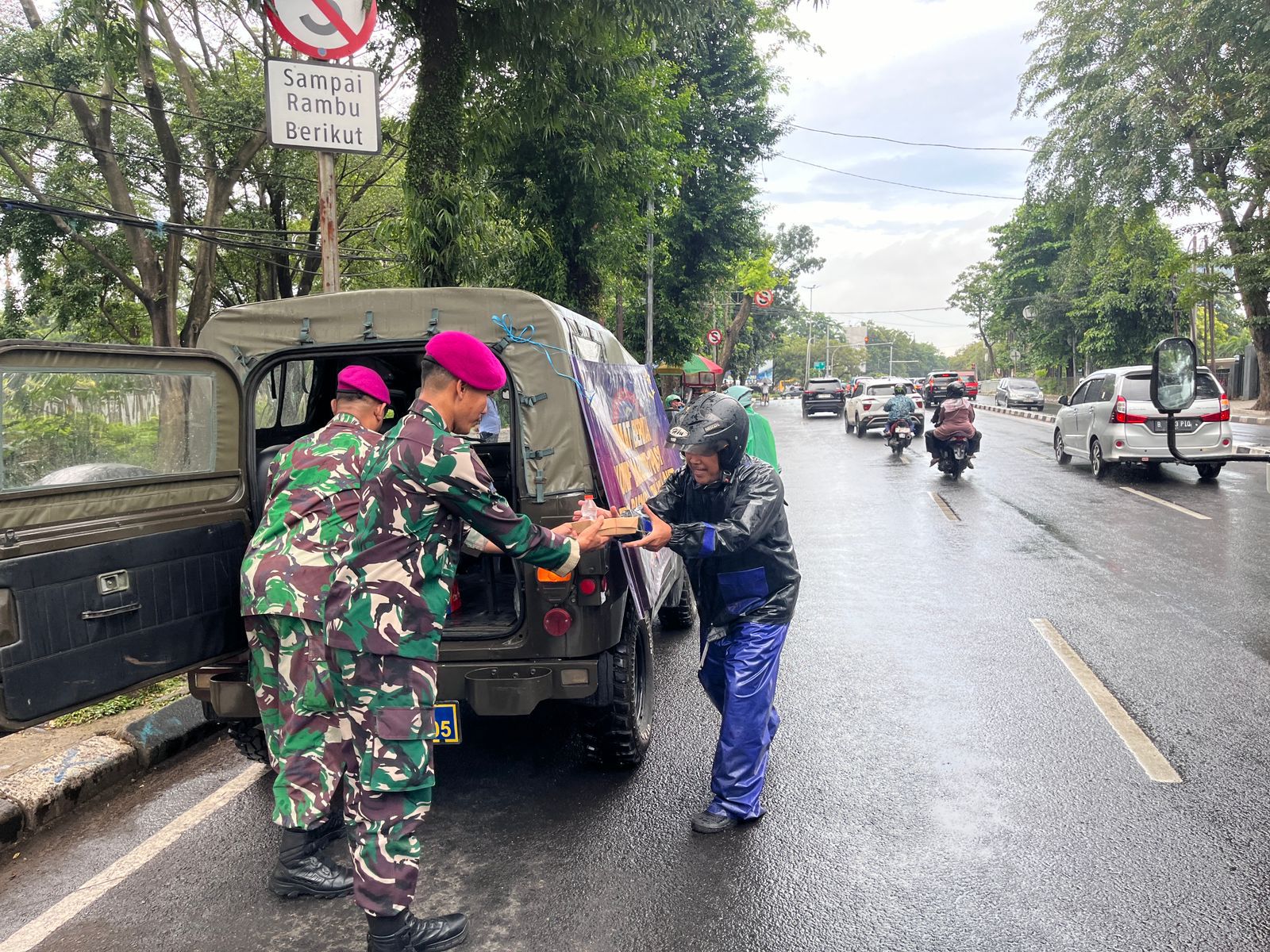 Tebarkan Senyum Kebahagiaan Kepada Masyarakat, Yonif 2 Marinir TNI AL Laksanakan Kegiatan Jumat Berkah