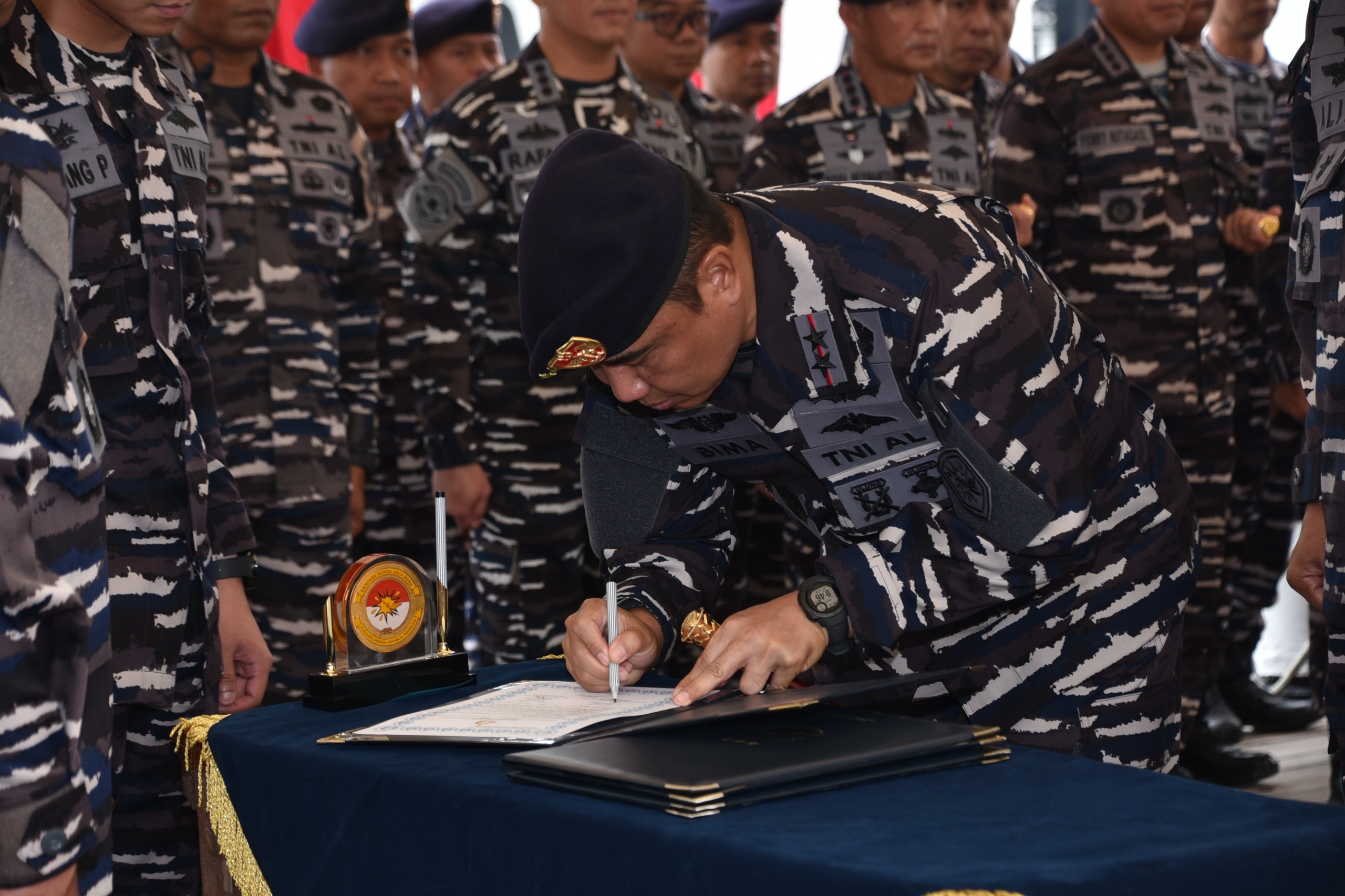 Panglima Armada III Menandatangani Berita Acara Alih Bina KRI Fatahillah-361 dan KRI Malahayati-362 Ke Armada I