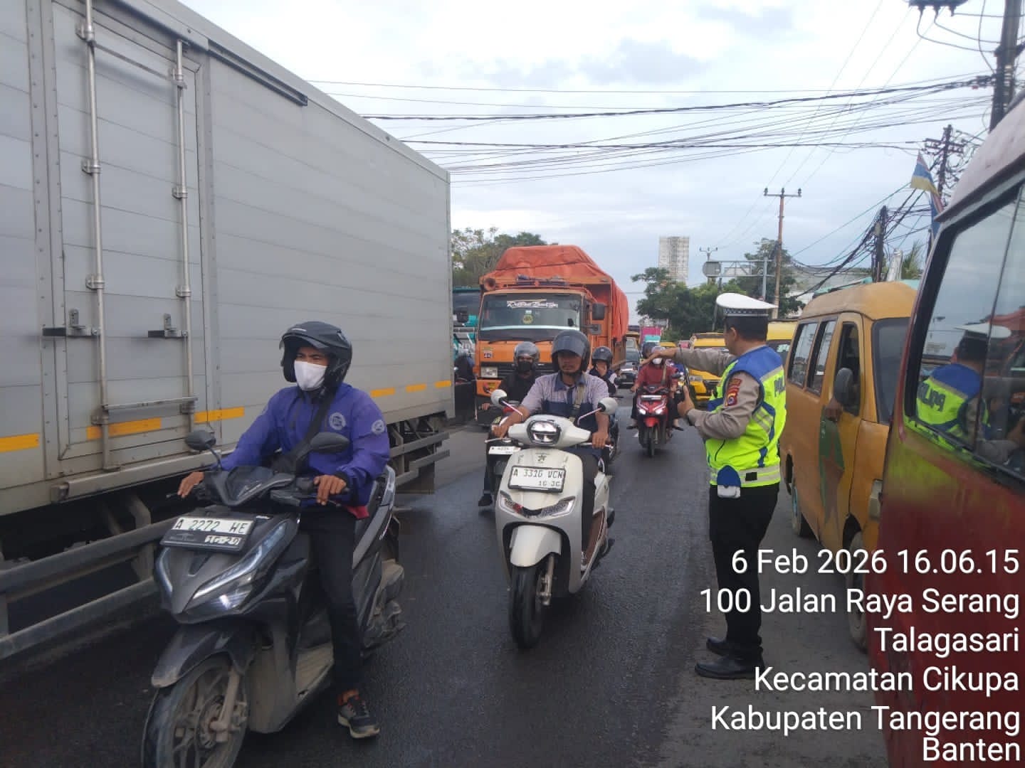 Personel Lantas Polsek Cikupa Laksanakan Pengaturan Lalu Lintas Sore Hari di Jalan Raya Serang