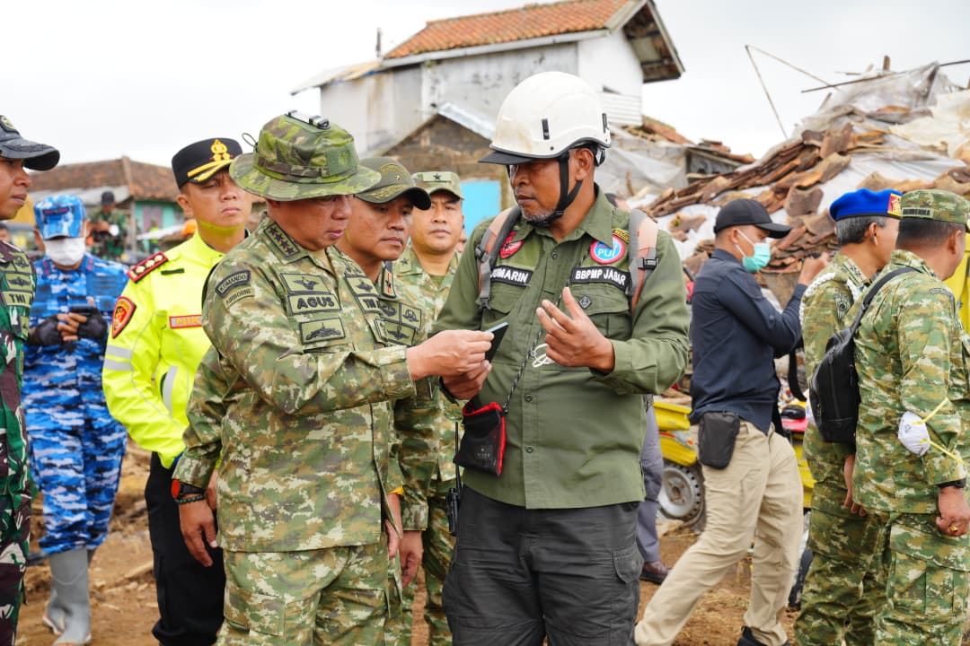 Panglima TNI Tinjau Lokasi Longsor Cisarua