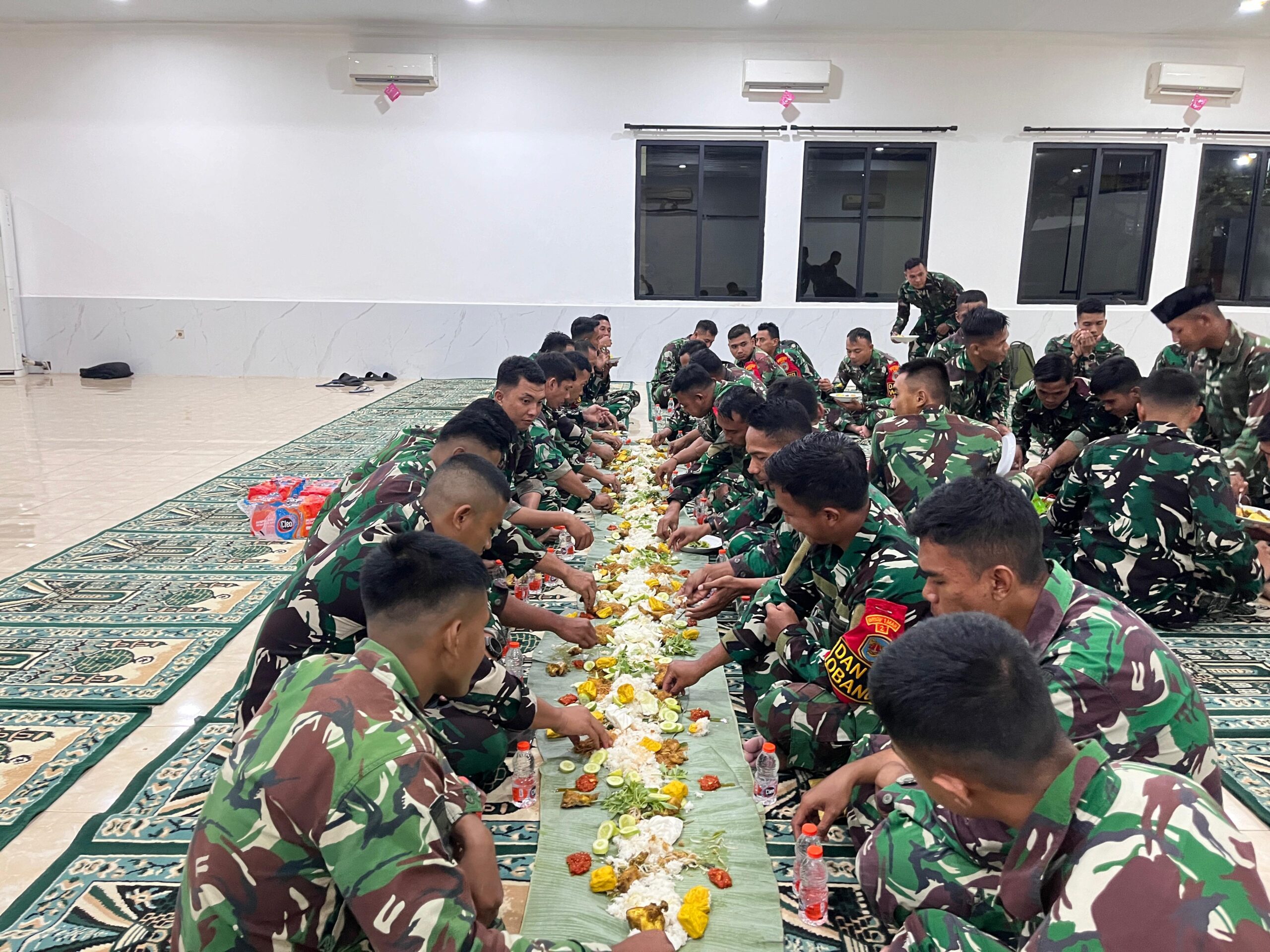 Komandan Beserta Prajurit Batalyon Infanteri 2 Marinir Laksanakan Doa Bersama dan Pemberian Santunan kepada Anak Yatim Komandan Beserta Prajurit Batalyon Infanteri 2 Marinir Laksanakan Doa Bersama dan Pemberian Santunan kepada Anak Yatim