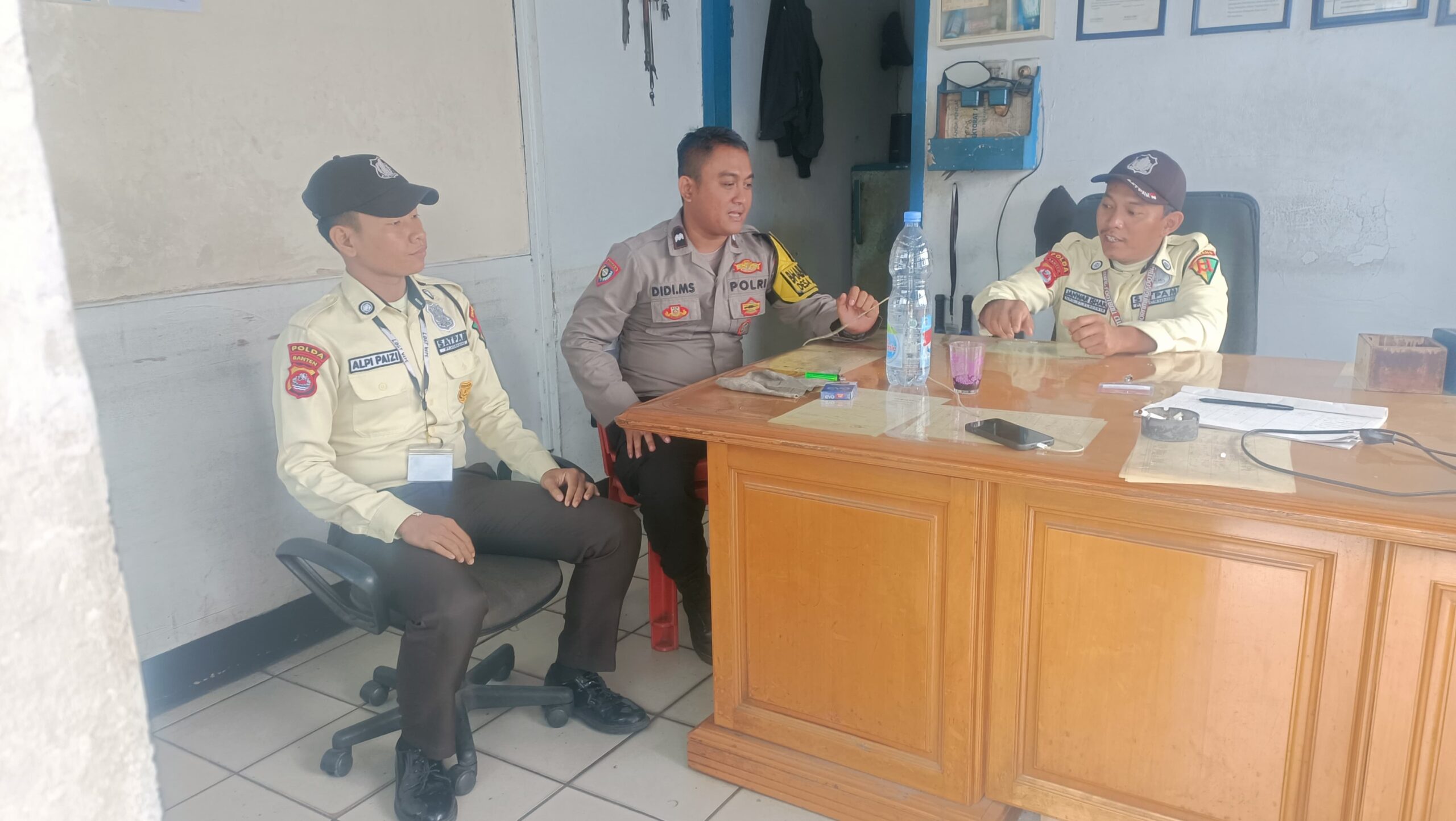 Bhabinkamtibmas Polsek Cikupa Laksanakan Sambang ke Security PT Horn Ming dan Warga Desa Sukanagara