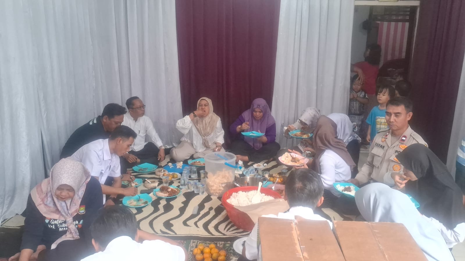 Bhabinkamtibmas Kelurahan Sukamulya Hadiri Kegiatan Babacakan Bersama Unsur Pemerintahan Bhabinkamtibmas Kelurahan Sukamulya Hadiri Kegiatan Babacakan Bersama Unsur Pemerintahan