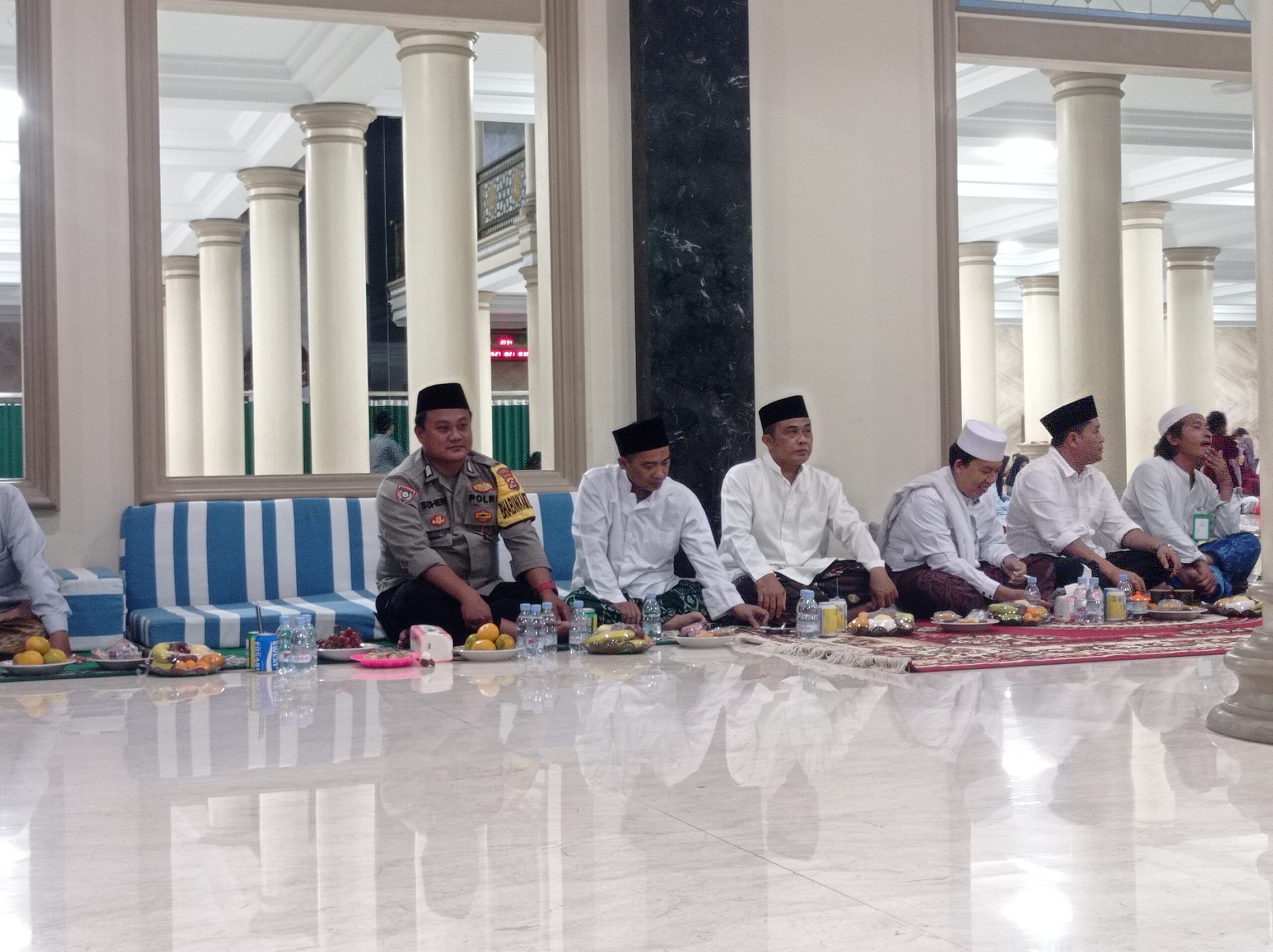 Bhabinkamtibmas Desa Talaga Hadiri Peringatan Isra Mi’raj di Masjid Jami Al Barokah Bhabinkamtibmas Desa Talaga Hadiri Peringatan Isra Mi’raj di Masjid Jami Al Barokah