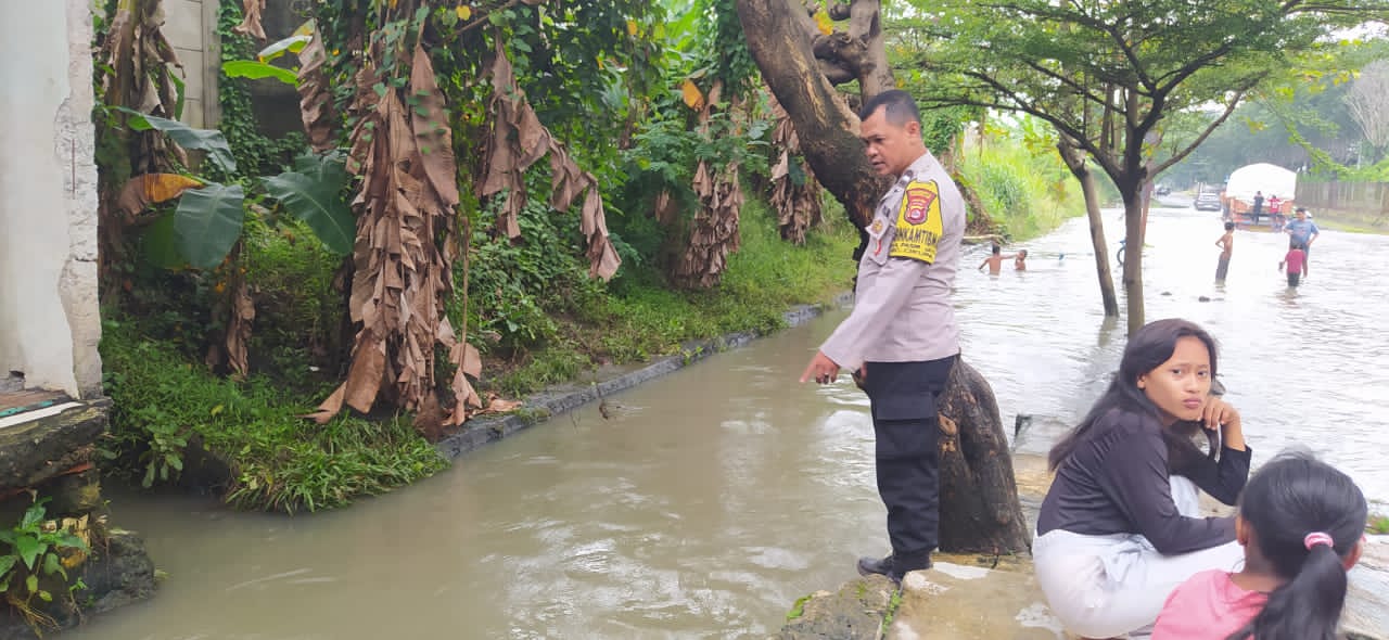 Bhabinkamtibmas Pasir Jaya Lakukan Pemantauan Genangan Air di Kawasan Industri Bhabinkamtibmas Pasir Jaya Lakukan Pemantauan Genangan Air di Kawasan Industri