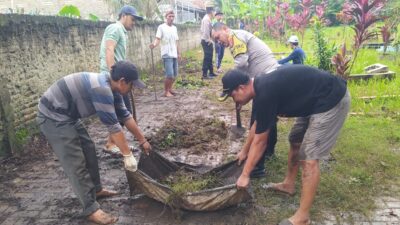 Bhabinkamtibmas Hadiri Kerja Bakti Bersihkan Lingkungan Desa Pasir Jaya