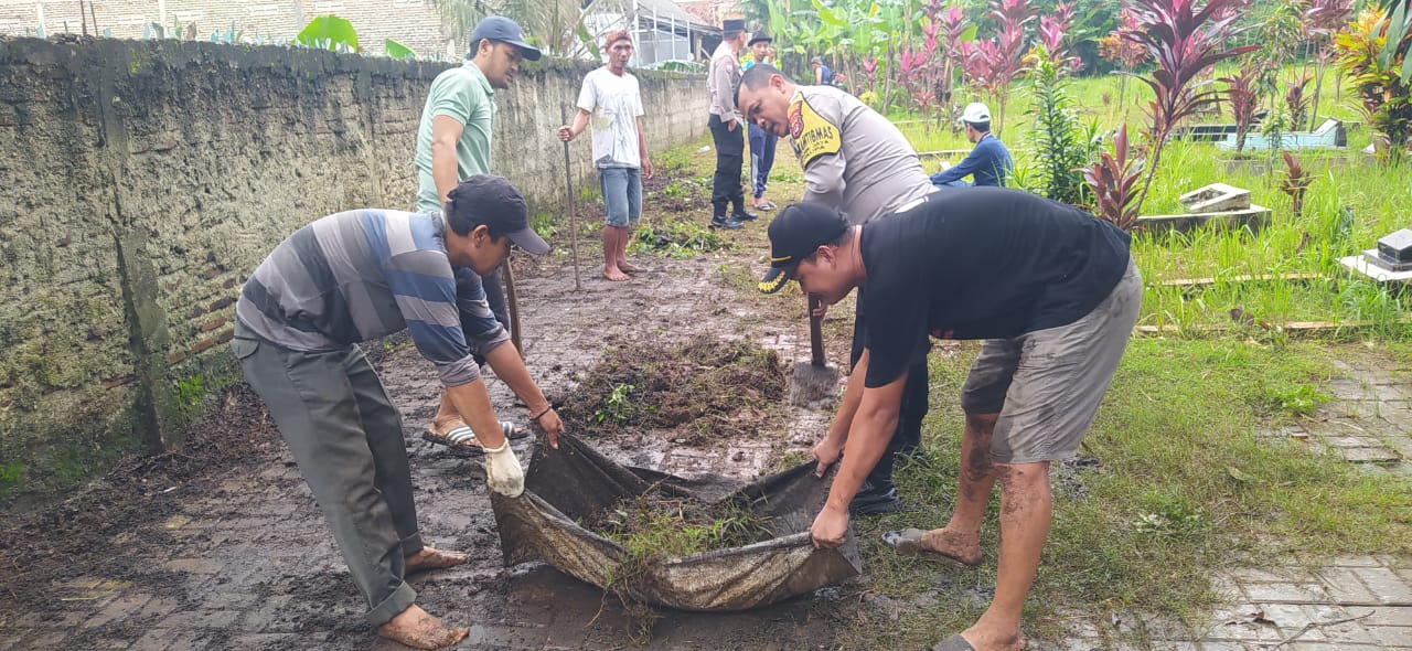 Bhabinkamtibmas Hadiri Kerja Bakti Bersihkan Lingkungan Desa Pasir Jaya