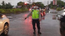 Personel Polsek Cikupa Laksanakan Pengaturan Lalu Lintas Pagi di Simpang Cikupa Mas