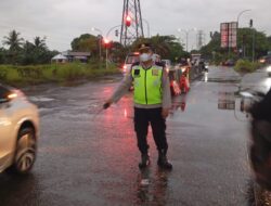 Personel Polsek Cikupa Laksanakan Pengaturan Lalu Lintas Pagi di Simpang Cikupa Mas