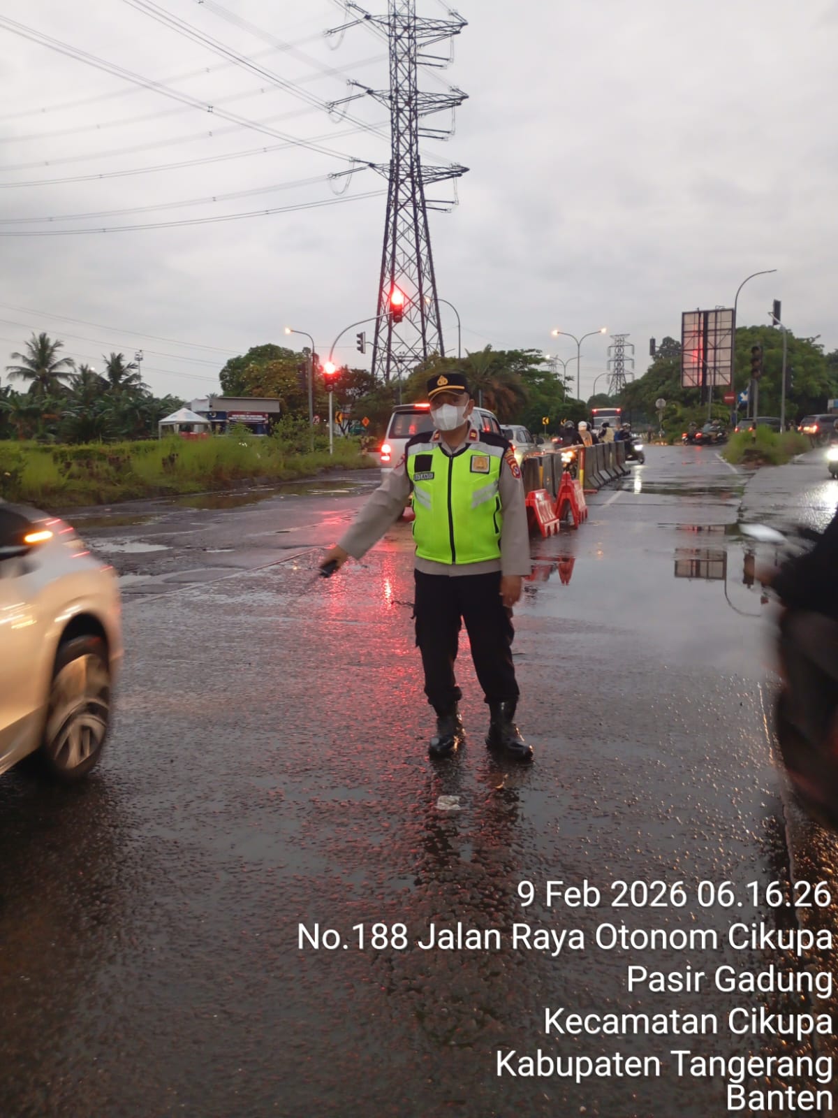 Personel Polsek Cikupa Laksanakan Pengaturan Lalu Lintas Pagi di Simpang Cikupa Mas