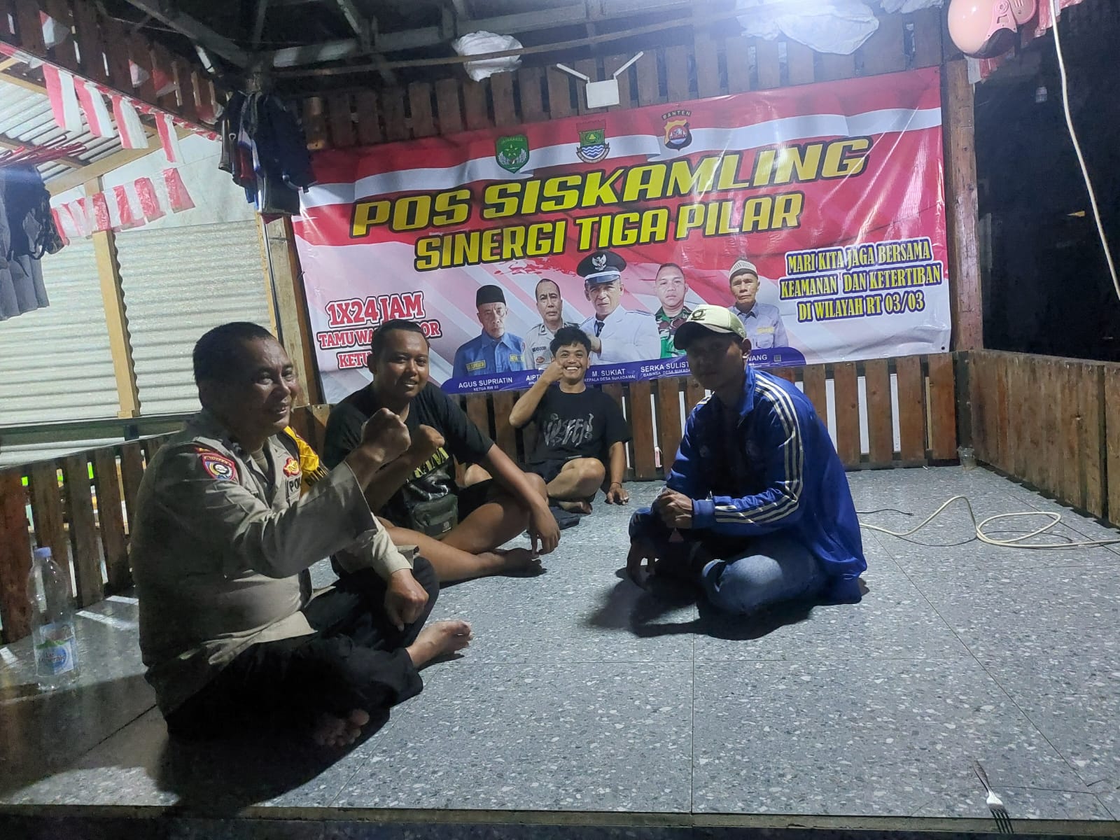 Bhabinkamtibmas Polsek Cikupa Aktifkan Siskamling Bersama Warga Desa Sukadamai