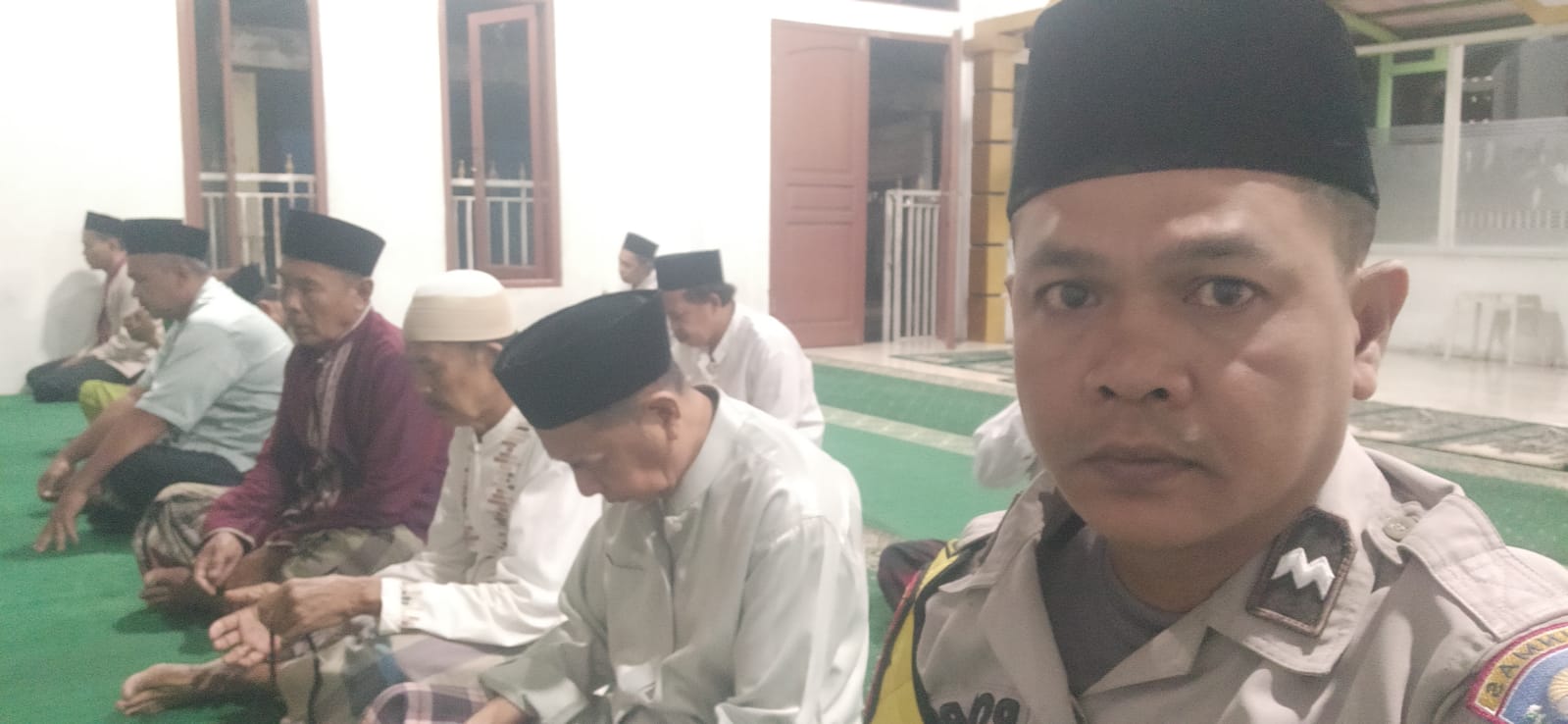 Personel Polsek Cikupa Laksanakan Subuh Keliling di Mushola Al Ikhlas Desa Pasir Jaya