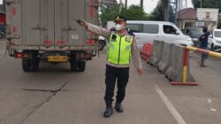 IPTU Rusandi Pantau Langsung Pengaturan Lalu Lintas di Perempatan Cikupa Mas