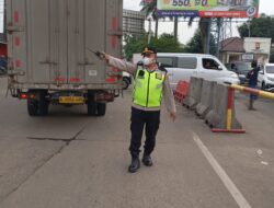 IPTU Rusandi Pantau Langsung Pengaturan Lalu Lintas di Perempatan Cikupa Mas