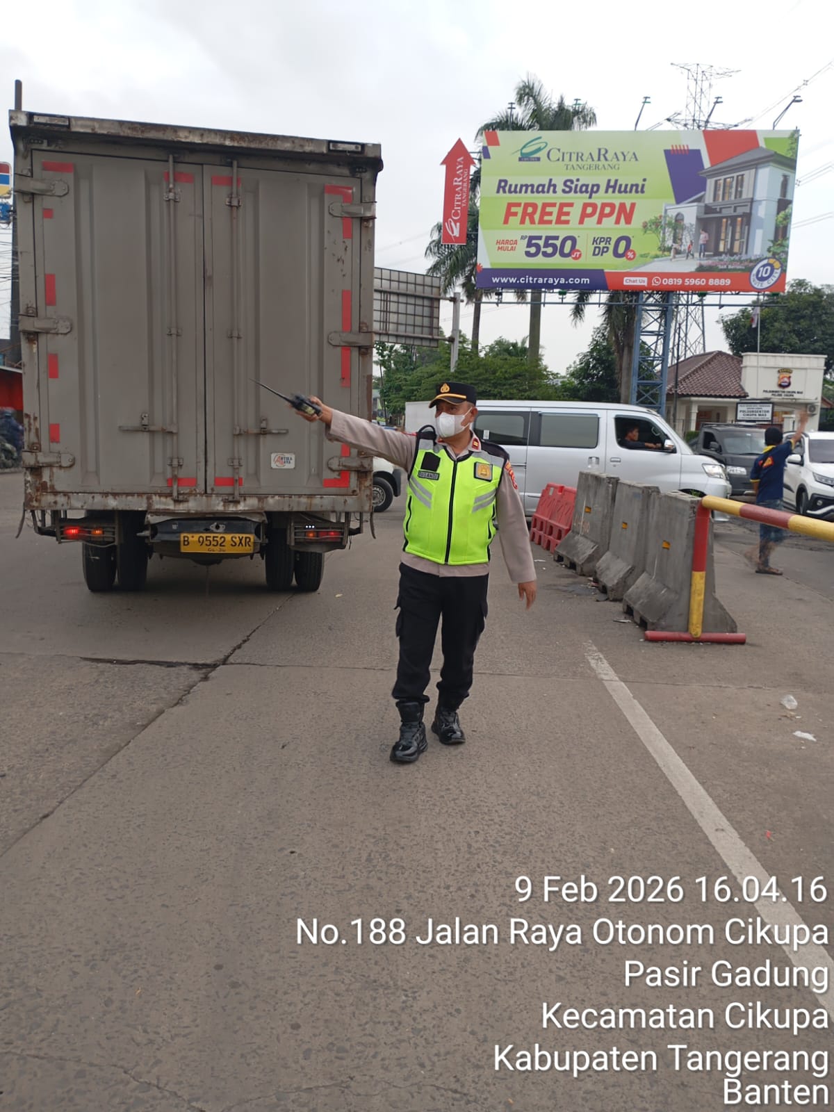 IPTU Rusandi Pantau Langsung Pengaturan Lalu Lintas di Perempatan Cikupa Mas