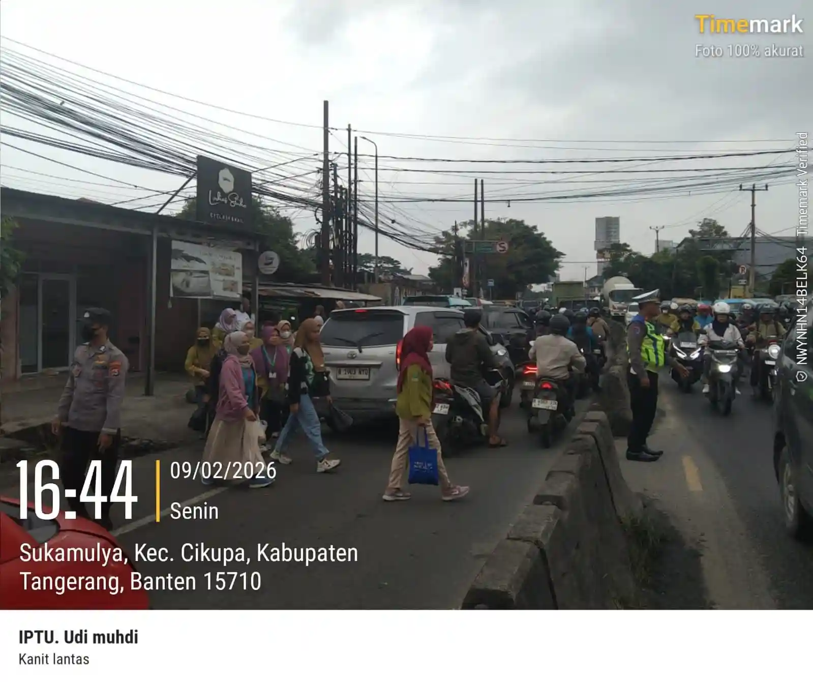 IPTU Udi Muhdi Pimpin Langsung Pengaturan Arus Lalu Lintas Sore Hari di Wilayah Cikupa