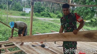 TNI Selalu di Hati Rakyat, Babinsa Koramil 1505-03/Maba Bantu Pembangunan Rumah Warga