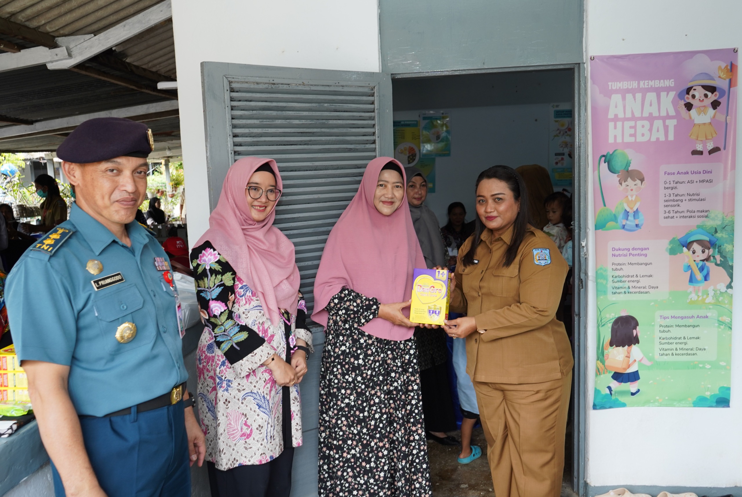 Ketua Daerah Kodaeral XIV Gabungan Jalasenastri Koarmada RI Berkunjung ke Posyandu Baracuda Sorong