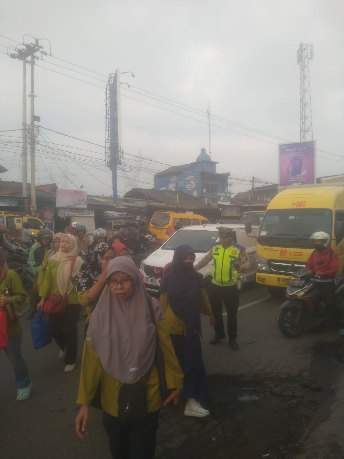 Personel Lantas Polsek Cikupa Laksanakan PECAK Pengaturan Arus Lalu Lintas Pagi Hari