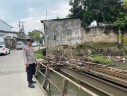 Bhabinkamtibmas Kelurahan Bunder Laksanakan Pemantauan Daerah Rawan Banjir