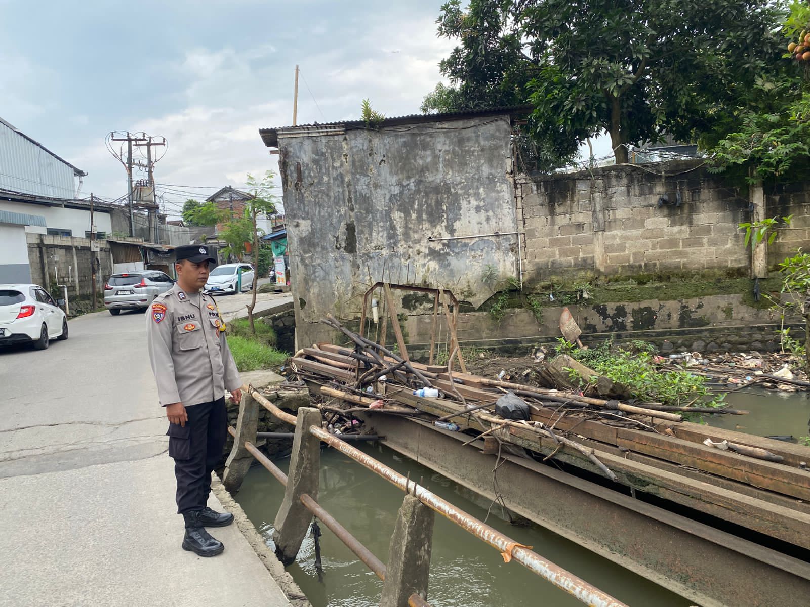 Bhabinkamtibmas Kelurahan Bunder Laksanakan Pemantauan Daerah Rawan Banjir