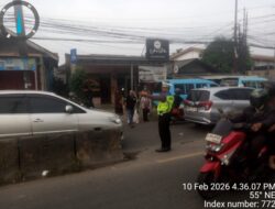 Personel Lantas Polsek Cikupa Laksanakan Pengaturan Lalu Lintas Sore Hari di Pertigaan Columbus