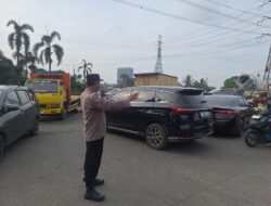 IPTU Rusandi Pantau Langsung Pengaturan Lalu Lintas di Perempatan Cikupa Mas