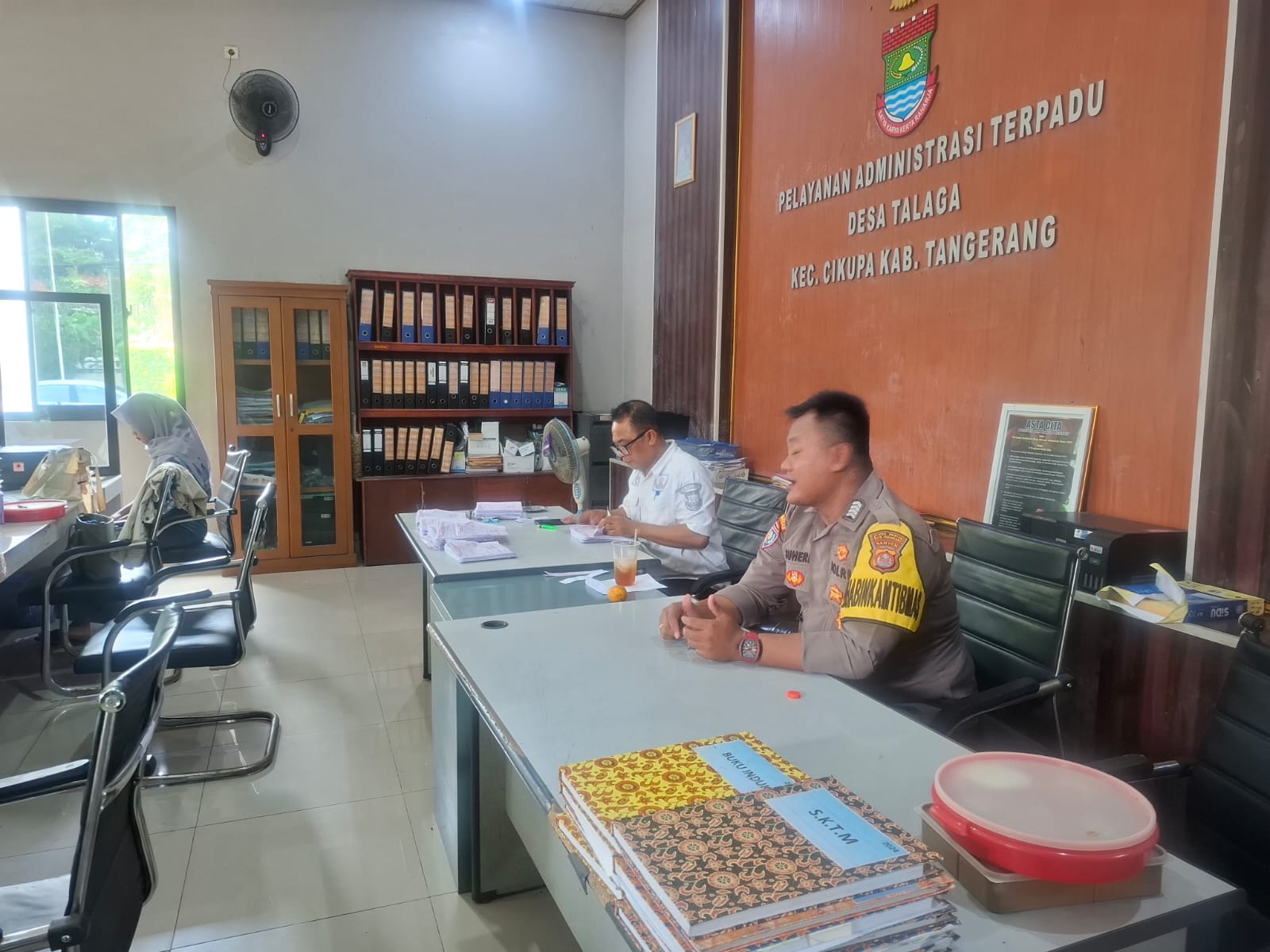 Bripka Suheri Wijaya Sambangi Staf Desa Talaga, Perkuat Sinergi Harkamtibmas